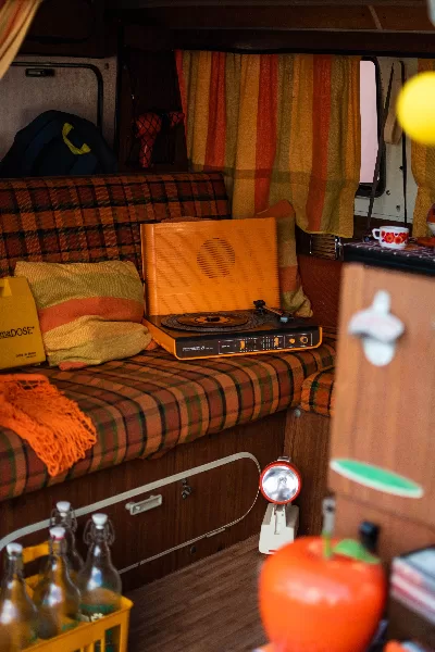 L’intérieur vintage d'un van aménagé.