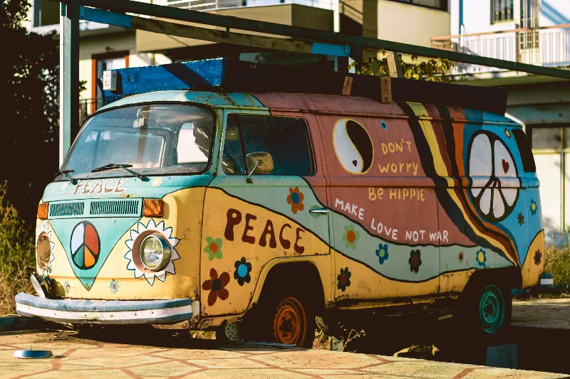 L'extérieur d'un van aux couleurs hippies.